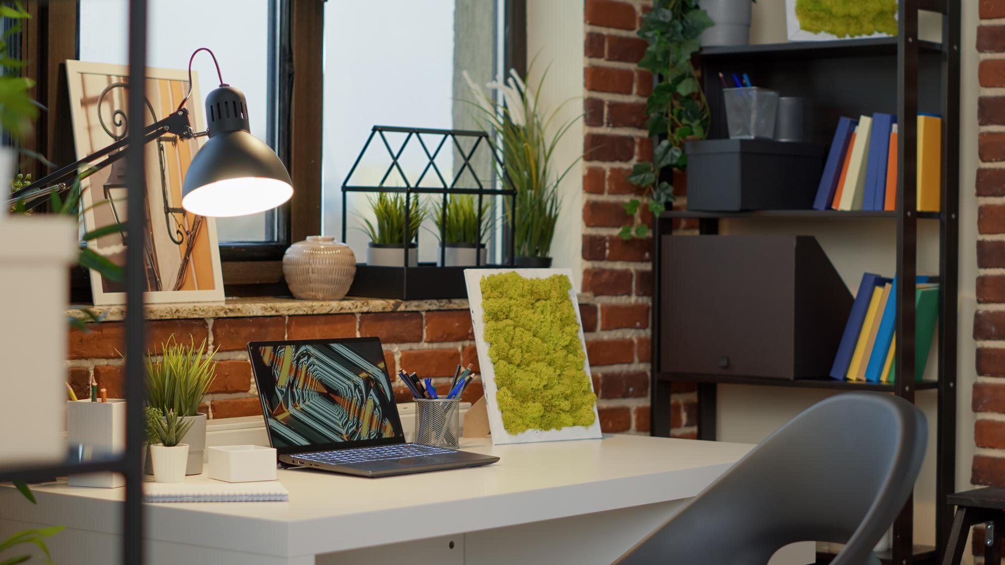 Ruang kerja rapi dan terang
